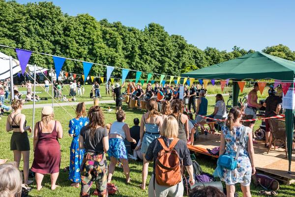 Relaxte Party beim Knutstock mit Trommelgruppe Brasilikum