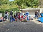 Seifenkistenrennen Herdern Kinder mit Bobbycars und Eltern