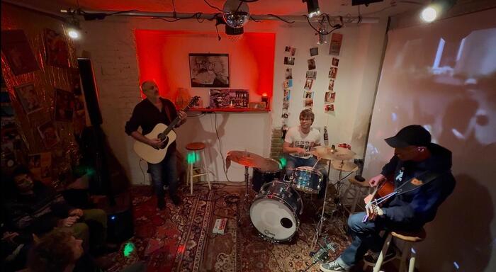 Die Band UTRATA bei Wohnzimmeratmosphäre im Kule Knut Die Band UTRATA bei Wohnzimmeratmosphäre im Kule Knut