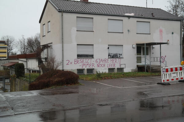 Fehrenbachalle 52, am 07.12.2025 - auf Fassade ist zu lesen: &quot;2x mal besetzt, 6 Jahre her, immer noch leer&quot;