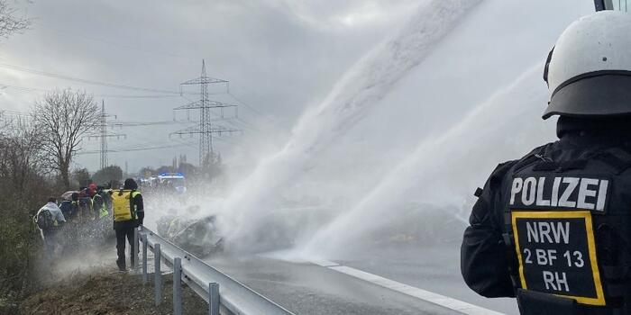 Wasserwerfereinsatz bei Protesten gegen die AfD in Gießen 