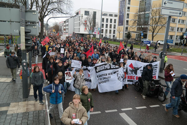 Schulstreik gegen die Wehrpflicht am 5.12.25 in Freiburg - Viele, insbesondere Schüler*innen auf dem Friedrichsring