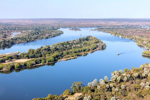 Luftaufnahme auf eine Flusslandschaft des Sambesi im südlichen Afrika