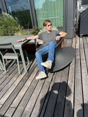 Foto von Bärbel Düsing auf einer Sonnenterrasse sitzend.