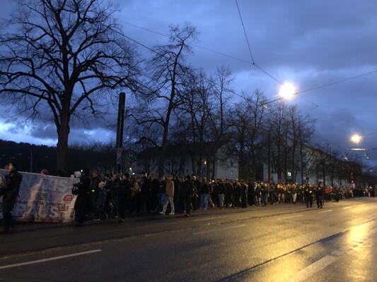 Der Demozug auf dem Weg zum Zähringer Bürgerhaus. Dort war es bereits zu Auseinandersetzungen zwischen der Polizei und den Aktivisti gekommen.