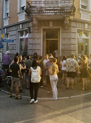 Ein Bild der Freiburgers vor dem Eingang zu Sukoon. By: von Sukoon-webseite