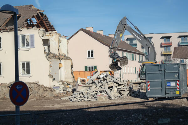 Abriss im Metzgergrün - im Hintergrund Neubau an der Bisserstraße