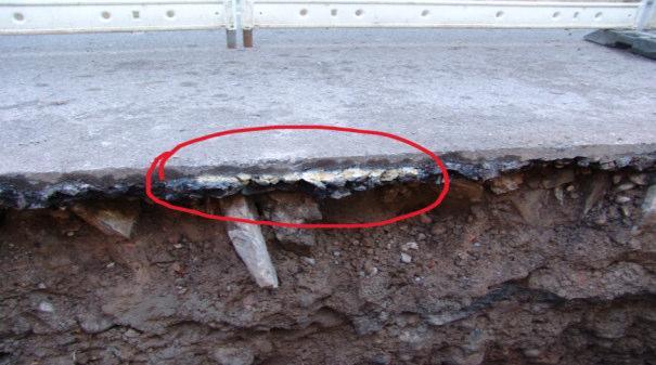 Bild aus der Quäkerstraße : Die Teerschicht unter der Bitumenasphaltierung ist hochgradig mit PAK kontaminiert. Das aufgesprühte Indikatorspray verfärbt sich ockerfarbig, was nur bei PAK-Konzentrationen von über 200 mg/kg erfolgt Bild aus der Quäkerstraße : Die Teerschicht unter der Bitumenasphaltierung ist hochgradig mit PAK kontaminiert. Das aufgesprühte Indikatorspray verfärbt sich ockerfarbig, was nur bei PAK-Konzentrationen von über 200 mg/kg erfolgt