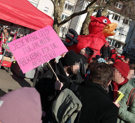 Warnstreik in Freiburg am 5.02.26 - Schild: Jede Menge Geld für Palantir - Aber keins für die Arbeiter