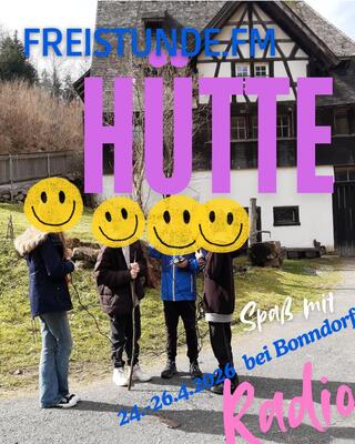 Kids mit Smiley-Gesichtern vor der Hütte