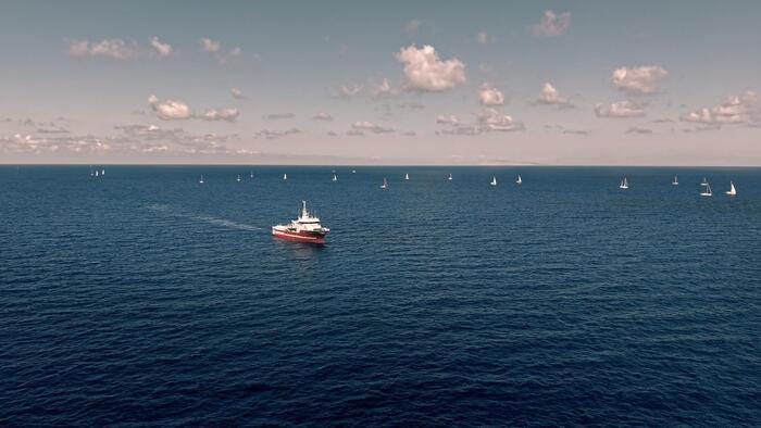 Ein Schiff im Meer