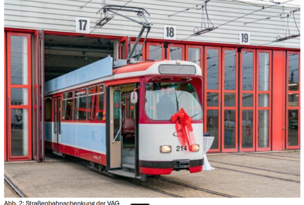 Strassenbahn mit roter Schleife Ausfahrt aus Hallen Gate17 - Geschenk an