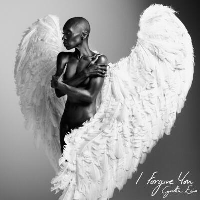 "I forgive you" - Cynthia Erivo, Albumcover Cynthia Erivo steht nackt und nach rechts auf die Seite schauend im Bild. Ihre Arme sind vor der Brust verschränkt. Auf dem Rücken hat sie zwei riesige weiße Flügel, die aus Federn oder ähnlichem Material zu sein scheinen. Blick nachdenklich & verletzlich