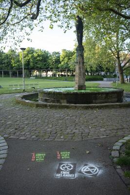 Stühlingerkirchplatz mit grün gefärbten Brunnen - Protestaktion gegen Greenwashing von Extinction Rebellion und Ende Gelände