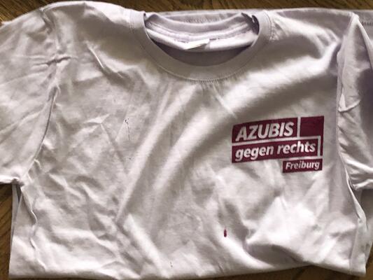 Auch mit vor Ort gedruckten T-Shirts sorgen die Azubis gegen Rechts für mehr Sichtbarkeit.