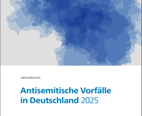 Deckblatt RIAS-Jahresbericht 2025 In blau gehaltenes Titelblatt: Antisemitische Vorfälle in Deutschland 2025