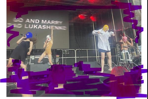 Auf dem Bild steht " go and marry dad lukashenko" vier personen der Band Pussy riot Riot days. auf der Bühne mit bunten gesichtsmasken.