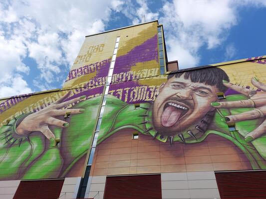 Wandbild des finnischen Musikers Käärijä an einem Prisma-Supermarkt in Vantaa