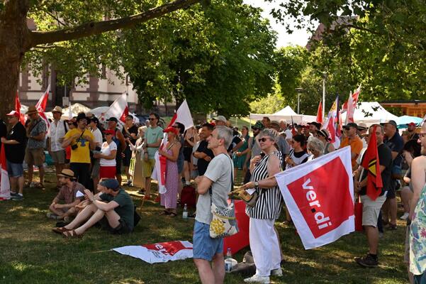 Kundgebung gegen Sozialabbau am 27.06.2026 am Stühlinger Kirchplatz; viele ver.di Fahnen