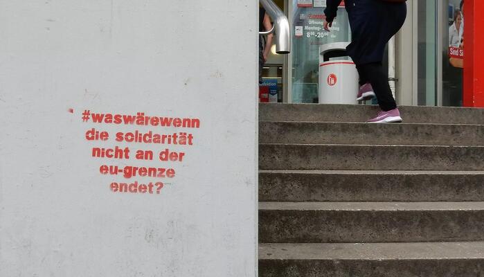 Gute Frage - Graffiti in Berlin Mauer mit der Frage: #Was wäre wenn Solidarität nicht an den Grenzen endet?