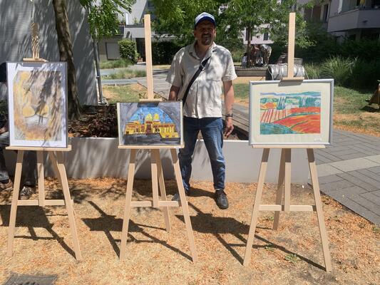 Kreativität gegen Depression Jürgen mit dreien seiner Werke bei der Vernissage der FhG am 5. Juli 2026