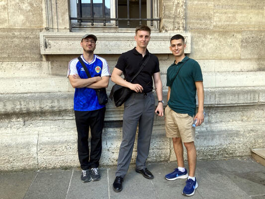 Gino, Youri Krassoulia und Zaid im Hof des Justizpalastes von Paris nach dem Verhandlungstag des 8. Juli 2026 Gino, Youri Krassoulia und Zaid im Hof des Justizpalastes von Paris nach dem Verhandlungstag des 8. Juli 2026