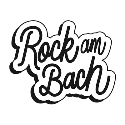 Rock am Bach Logo: in Schreibschrift geschrieben "Rock am Bach" schwarz auf weißem Grund mit schwarzem Schatten