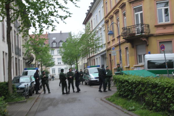 Aufbau der Polizeisperre in der Adlerstr. vor der Mainacht 2013