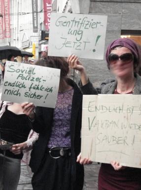 Eine Demonstranten jubelten ob der neuen Freiburger Linie