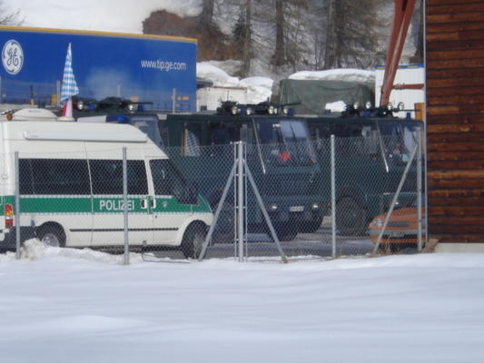 Deutsche Polizei + Gerät 2008 beim WEF in Davos (Schweiz); Foto: Indymedia