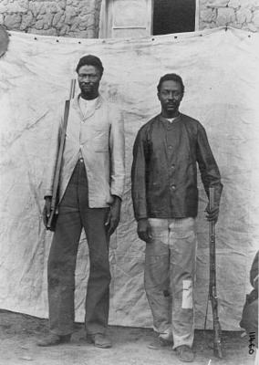 Samuel Maharero (links) führte die Herero in den Aufstand gegen die deutsche Schutztruppe
