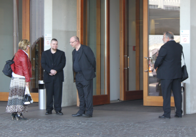 TeilnehmerInnen und Securites vor dem Konzerthaus - Foto:RDL
