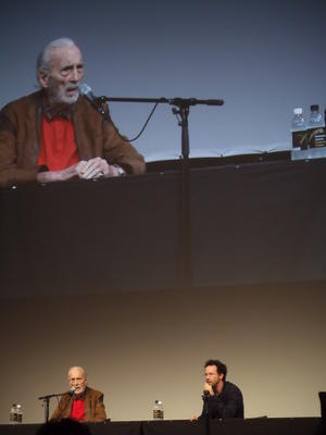 Sir Christopher Lee im Gespräch mit dem Publikum. Foto: RDL