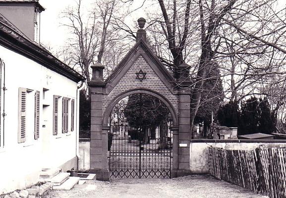 Eingangstor J&amp;uuml;discher Friedhof