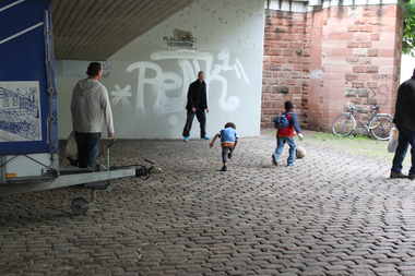 Szene aus der gruseligen No Go Area auf dem Stühlinger Kirchplatz unter der Stadtbahnbrücke