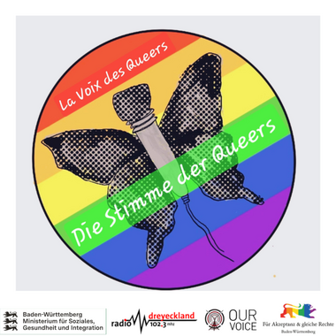 La voix des Queers - Die Stimme der Queers mit Regenbogenfahne im Hintergrund, Schmetterlink und Mikro im Vordergrund