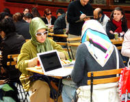 Türkinnen mit und ohne Kopftuch im Café