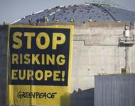 Greenpeace-Aktivisten konnten an Reaktor 1 des AKW Fessenheim ein 14 mal 15 Meter großes Banner mit der Aufschrift: "Stop Risking Europe" anbringen. Copyright Daniel Müller / Greenpeace