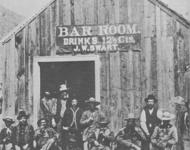 Die ersten Türsteher gab es in den Wildwest-Saloons, sagt Wikipedia: Saloon von J.W. Swart in Charleston, Arizona 1885