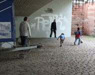 Szene aus der gruseligen No Go Area auf dem Stühlinger Kirchplatz unter der Stadtbahnbrücke