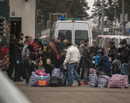 Abgeschobene Familien vor Abflug am 24.02. am Baden-Airpark