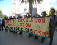 Bewegungs- und Niederlassungsfreiheit! Papiere für Alle!. Transparent auf Abschlussdemo des Weltsozialforums 2015 in Tunis