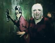 Ida im Musikvideo vor Wand mit Bild von einem Sprayer