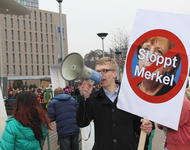 Rechte Anti-Merkel Demo vor dem Konzerthaus.