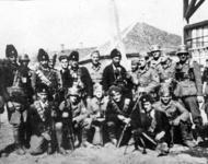 Tschetniks posieren mit Wehrmachtssoldaten