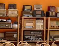alte Radios im Regal für
