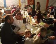 Abendessen im Zelt in Amatrice - mit Betroffenen des Erdbebens und freiwilligen HelferInnen