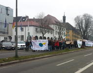 Demonstrationszug vor dem Colombipark. Das Fronttransparent trägt die Aufschrift "Bildung baut Brücken. Freie Bildung für alle"