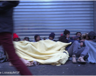 MigrantInnen kauern sich unter Decken zusammen in der Nähe der Halle Pajol, im 18. Bezirk von Paris, am 10. Januar 2017
