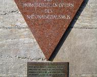 "Totgeschlagen, Totgeschwiegen" Gedenktafel für Opfer der Verfolgung von Homosexuellen im Nationalsozialismus - hier in Berlin